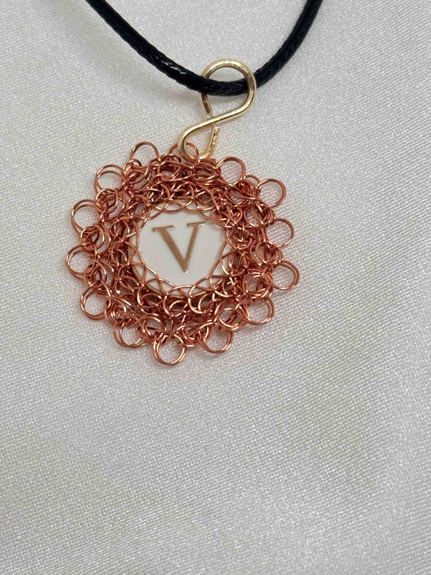 V Initial pendant