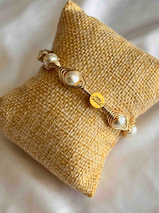 Bonita Bracelet – Pearls & Gold-Tone Copper/Brazalete Bonita – Perlas y Cobre Dorado