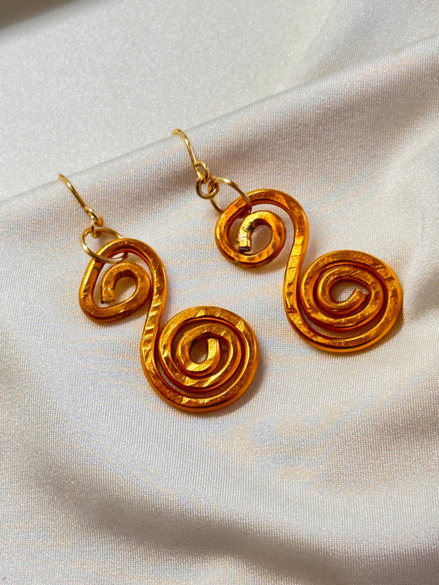 Aretes en aluminio dorado